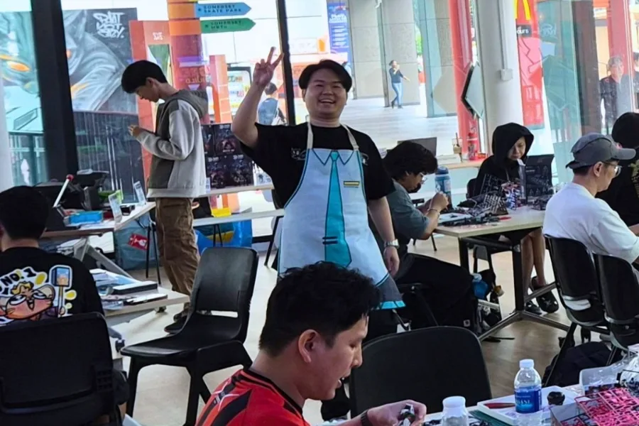 Jchan throwing a peace sign mid-session
